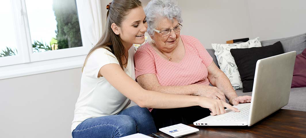 une jeune personne aide une personne agée à obtenir des aides pour une entrée en ehpad